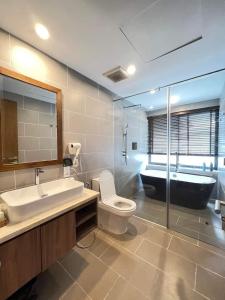 富国Hoang Hai Villas 7 Phu Quoc - 4 Bedrooms - Shared Swimming Pool的浴室配有盥洗池、卫生间和浴缸。