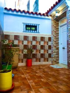 舍夫沙万Casa murcia的客厅设有瓷砖墙和门