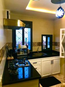 舍夫沙万Casa murcia的厨房配有黑色台面和炉灶