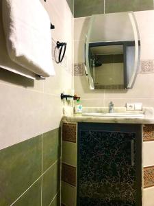舍夫沙万Casa murcia的一间带水槽和镜子的浴室
