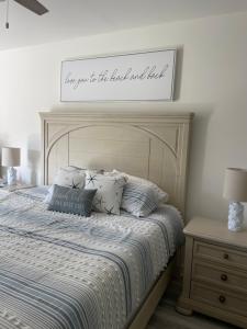 刘易斯Sunshine Manifested的一间卧室,配有一张上面标有标志的床
