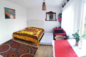 奥斯特蒙迪根Pipin’s Studio的一间卧室配有一张床和红色地毯