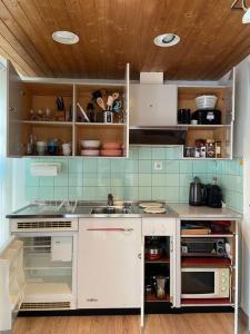 奥斯特蒙迪根Pipin’s Studio的厨房配有水槽和台面