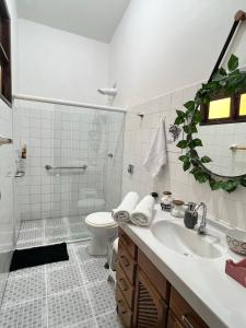 帕里普埃拉Casa Amarela Paripueira的白色的浴室设有水槽和卫生间。