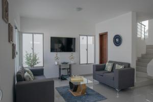 圣斐利-银港Villa Golden Dream的客厅配有两张沙发和一台电视机
