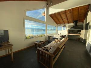 圣卡洛斯-德巴里洛切Lake的带沙发和大窗户的客厅