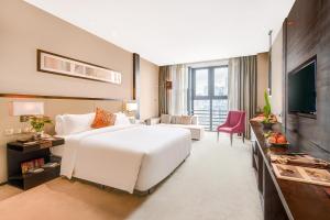 深圳深圳湾科技园丽雅查尔顿酒店的酒店客房设有白色的床和电视。