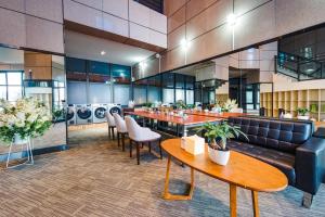 深圳深圳湾科技园丽雅查尔顿酒店的餐厅设有桌椅和沙发。