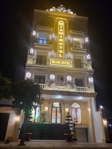 潘郎Khách sạn Miami Ninh Thuận的一座大建筑,晚上有标志