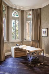 墨尔本墨尔本里奥多洲际酒店的办公室设有桌子、椅子和窗户