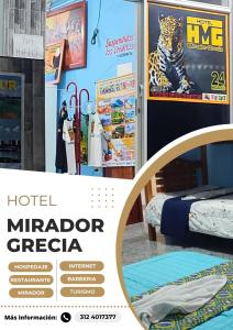 莱蒂西亚Hospedaje Mirador Grecia的一张海报,供酒店镜子薄饼使用,一张床铺位于客房内