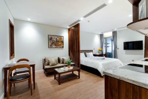 岘港MK Riverside Apartment by Haviland的酒店客房,配有床和沙发