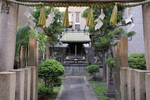 大阪川HOUSE黒門的通往带喷泉的建筑的走道