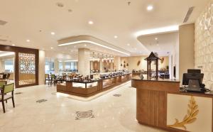 班贾尔马辛BEST WORLD KINDAI HOTEL的一间商店,内设带桌椅的美发沙龙