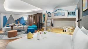 西宁西宁火车站智选假日酒店的儿童间 - 带双层床和客厅