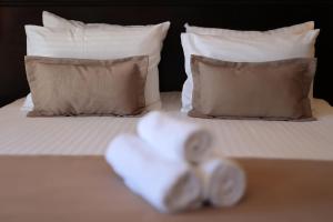 马林斯卡蓝波度假酒店的一张带枕头的带两条毛巾的床