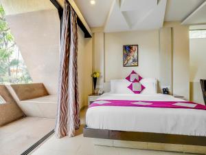 卡兰古特Grandeur De Sanchi- Luxury Beach Resort & Spa的一间卧室设有一张大床和一个窗户。
