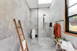 穆伦宾比Gan Eden Retreat-Byron bay , luxuries escape的带淋浴和卫生间的浴室