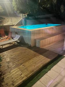 斯廷蒂诺Villa Diana affitta camere的一个带长凳和木甲板的游泳池