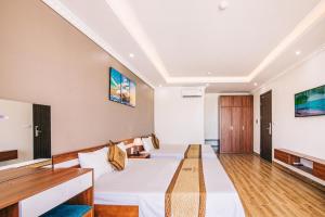 岑山Maldives Hotel - FLC Sầm Sơn的一间酒店客房,配有一张床和一台电视