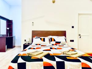 VashafaruAquaVilla的一间卧室配有一张大床和毛巾