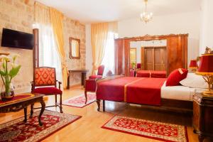科托尔Casa Antica Druško的卧室配有一张床和一张桌子及椅子