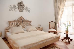 科托尔Casa Antica Druško的一间卧室配有一张大床和一张桌子