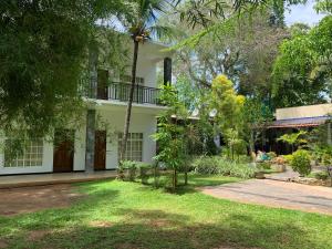 达瓦拉维Imperial Resort的享有带庭院的房屋外部景致