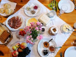 Ivančna GoricaHoliday Farm Grofija的餐桌上放着食物和甜点