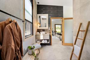 穆伦宾比Gan Eden Retreat-Byron bay , luxuries escape的一间带水槽和镜子的浴室