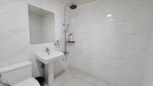 济州市Bella Yuna Inn的白色的浴室设有卫生间和水槽。