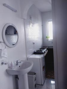 班布里C.leslie_homes的白色的浴室设有水槽和镜子
