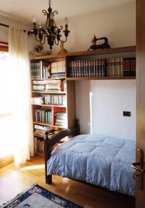 奥斯塔Rose Apartment的书架房间里一张床位