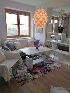 洛伊查赫Summer Wine的客厅配有白色的沙发和桌子
