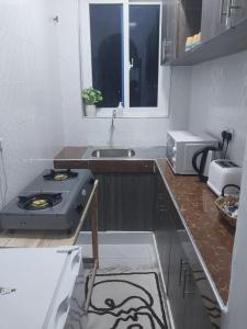 班布里C.leslie_homes的厨房配有炉灶和水槽