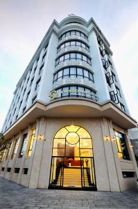 绥和市Sunflower Hotel Phú Yên的一座高大的建筑,设有大窗户