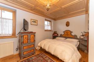 马津Casa Soreje的一间卧室配有一张床和一台电视