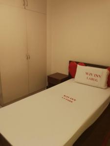 宿务WJV INN LAHUG的小房间,配有一张带枕头的床