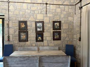 莱弗考基亚Elia Home的石墙,配有木桌和蓝色椅子