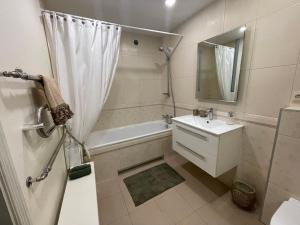 维尔纽斯SAULETEKIO APARTMENT的带浴缸、水槽和淋浴的浴室