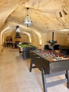 阿宰勒里多A l'Ombre d'Azay - Demeure d'Hôtes的洞穴内带两张台球桌的房间