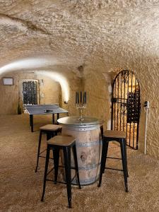 阿宰勒里多A l'Ombre d'Azay - Demeure d'Hôtes的一间品酒室,配有一个桶和两个凳子