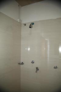 阿努拉德普勒Shanthi Villa Resort的浴室设有银器淋浴。
