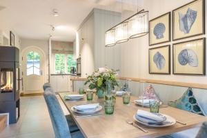 凯图姆Inselliebe Exklusive Sylter Wellnessoase mit Sauna Garten in Keitum的厨房以及带桌椅的用餐室。