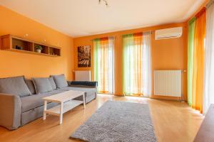 布达佩斯M36 Mester Apartment的客厅配有沙发和桌子