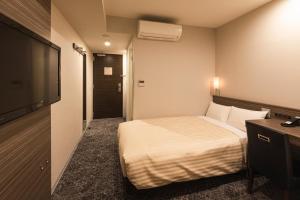 东京相铁夫里萨新桥西必亚酒店的配有一张床和一台平面电视的酒店客房