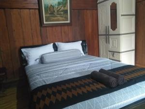 普拉亚Bujak Permai Villa Matahari Lombok NTB的一间卧室配有一张带方圆床的床