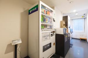 东京相铁夫里萨新桥西必亚酒店的冰箱里装满了饮料