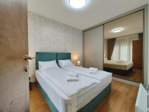 兹拉蒂博尔Velika Recepcija 20的一间带大床的卧室和一间浴室