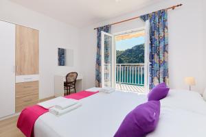 马拉诺维奇Sea Song的卧室设有一张白色大床和一扇窗户。